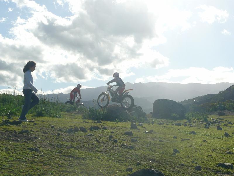 Carlos opastaa kivilla.JPG